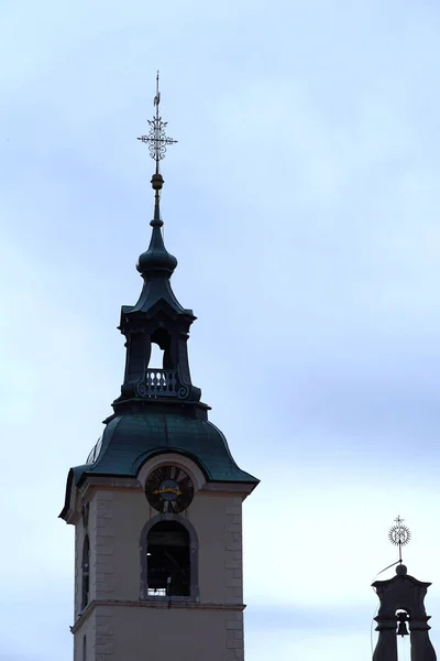 克罗地亚里耶卡Trsat圣地天主教堂墙上装有挂钟的钟楼 — 图库照片
