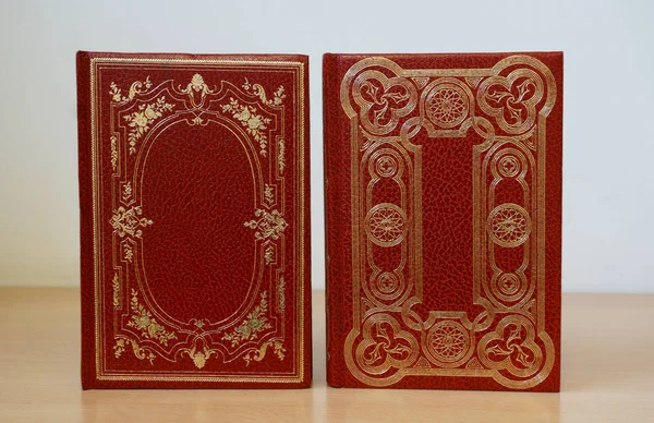 两本罕见的红色封皮古籍 用皮革装订 并以黄金装饰 — 图库照片