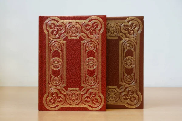 Kırmızı Kahverengi Kapak Kitapları Beyaz Duvarın Önünde Altın Detay Arkaplan — Stok fotoğraf