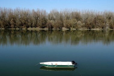 Nehir yüzeyinde yüzen eski moda balıkçı teknesi