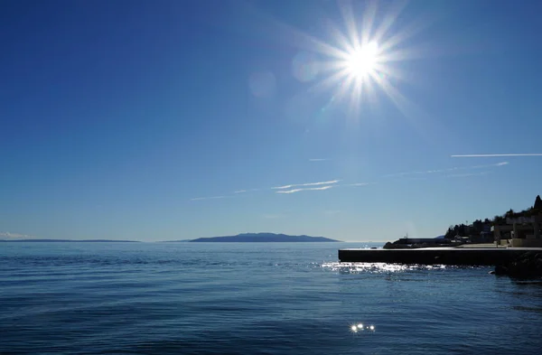 Sluneční Paprsky Odrážející Nad Modrým Mořem Nábřežím — Stock fotografie