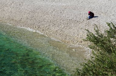 Hırvatistan 'ın deniz kıyısında şeffaf deniz suyu bulunan beyaz çakıl taşı plajı