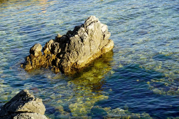 Острые Скалы Выходящие Мелкой Прозрачной Чистой Морской Воды — стоковое фото