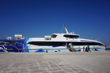 Novalja, Hırvatistan, 21 Mayıs 2023. Hırvatistan 'ın Pag adasındaki Novalja kasabasına yelken açan Jadrolinija ajansının modern yeni katamaran Puntamika' sı