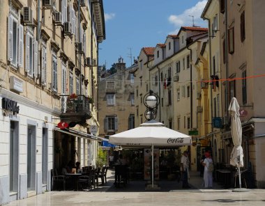 Rijeka, Hırvatistan, 9 Temmuz 2023. Hırvatistan 'ın Rijeka kentinde sokak manzarası ve eski cephe