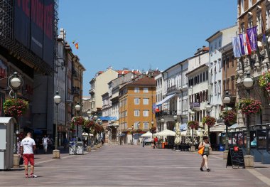 Rijeka, Hırvatistan, 9 Temmuz 2023. Hırvatistan 'ın Rijeka kentindeki ana ve en uzun sokak veya Korzo