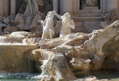 Triton ve at heykeli İtalyan Roma 'sındaki anıtsal Fountain di Trevi üzerinde beyaz mermerden yapılmıştır.