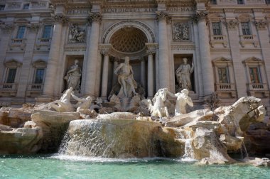 Trevi Çeşmesi 'nin ünlü heykelleri İtalya' nın başkenti Roma 'daki ana anıt olan