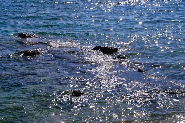 Glanzend Zeewater Een Grote Stenen Oever Zee — Stockfoto