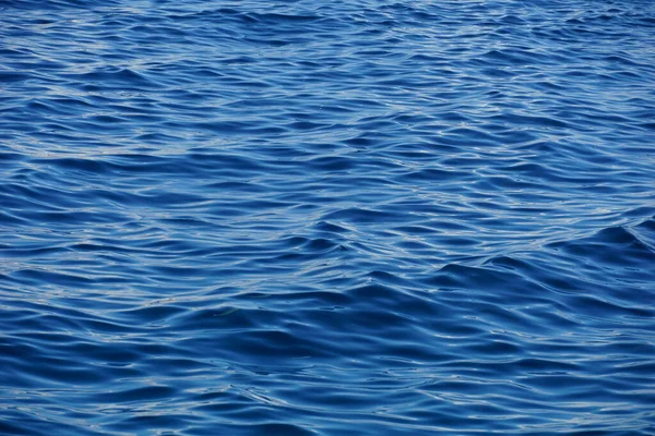 多风夏日波浪海面的淡蓝色 — 图库照片