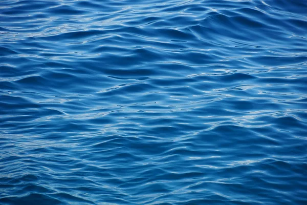 Jasnoniebieski Kolor Wody Morskiej Falistej Powierzchni Podczas Wietrznego Dnia — Zdjęcie stockowe