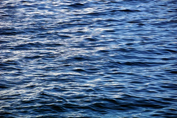 Oświecona Powierzchnia Morza Gradientowym Niebieskim Kolorem Fal Morskich Podczas Wietrznego — Zdjęcie stockowe
