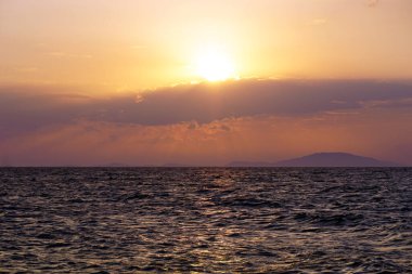 Kısa bir yaz fırtınasından sonra pembe dalgalı deniz yüzeyi