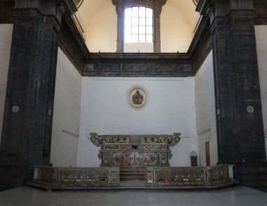 Napoli 'deki Chiesa di San Severo al Pendino kilisesinde tarihi kilise sunağı.