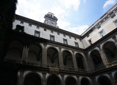 Napoli 'deki eski Felsefe Fakültesi Atriyumu.