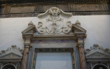 Mimari detaylar Napoli kilisesinin mihrabının tepesinde Chiesa di San Severo al Pendino