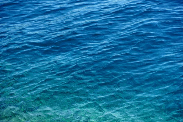 Mavi Turkuaz Renk Tonuyla Dalgalı Deniz Yüzeyinin Soyut Mavi Arkaplanı — Stok fotoğraf