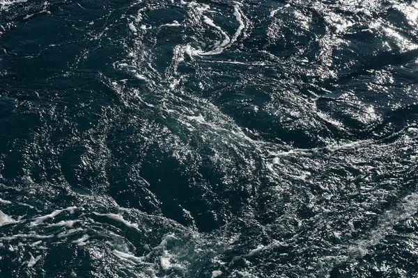 Głęboka Woda Białą Pianką Bąbelkami Wirami Morskimi — Zdjęcie stockowe