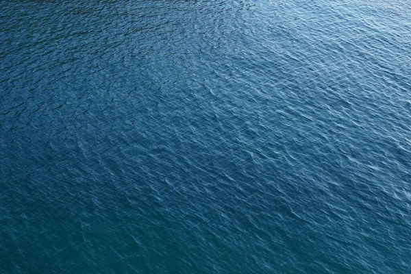 Mniej Więcej Niebieskawa Powierzchnia Morza Falami Górze — Zdjęcie stockowe