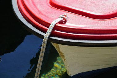 Sahile bağlı kırmızı plastik bir teknenin pruvası.