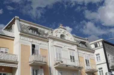Güneşli bir günde ve mavi gökyüzünde eski bir binaya Romanca bir cephe