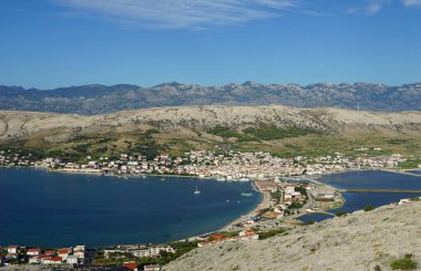 Hırvatistan 'ın Pag ve turistik kenti Pag adasının manzarasına hava manzarası