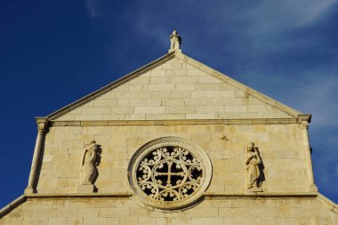 Hırvatistan 'ın Pag kentinde Meryem' in Varsayımı Kilisesi 'nin tepesinde.