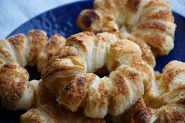 Elmalı, tarçınlı ve esmer şekerli fırında puf böreği.