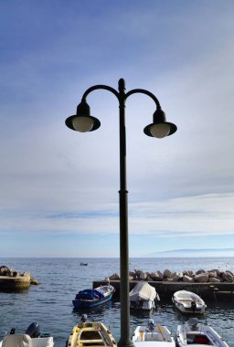 Moscenicka Draga, Hırvatistan, 17 Şubat 2024. Hırvat turistik kenti Moscenicka Draga 'nın rıhtımında sokak ışığı