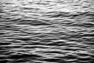 Deniz dalgalarının siyah ve beyaz eğimli yüzeyi