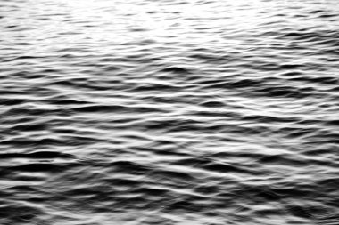 Siyah ve beyaz tonlarda küçük deniz dalgalarının soyut arkaplanı