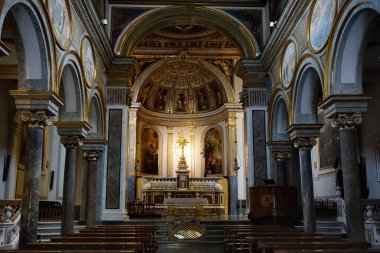 Sorrento, İtalya 14 Haziran 2023. İtalya 'daki Sorrento Katedrali' nde büyük bir sunak.