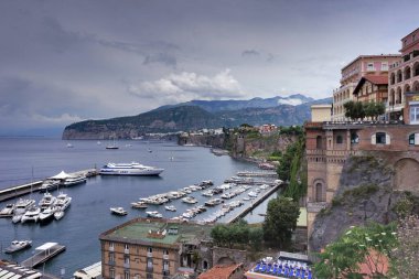 Sorrento, İtalya 14 Haziran 2023. İtalya 'nın Amalfi kıyısındaki Sorrento uçurumundaki liman ve otel binalarının havadan görüntüsü
