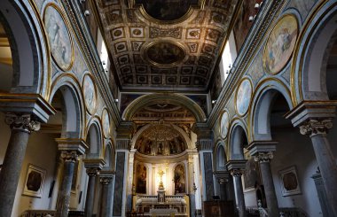 Sorrento, İtalya 14 Haziran 2023. İtalya 'nın Sorrento kentindeki bir kilisede sanatsal resimlerle süslenmiş anıtsal bir mahzen.