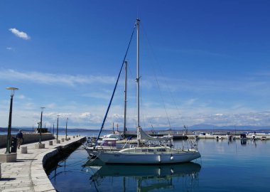 Crikvenica, Hırvatistan, 17 Mart 2024. Büyük yatların manzarası, rıhtım ve Crikvenica limanının girişi.