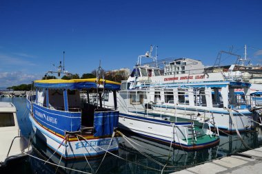 Crikvenica, Hırvatistan, 17 Mart 2024. Crikvenica limanına demirlemiş turistik geziler için tekneler