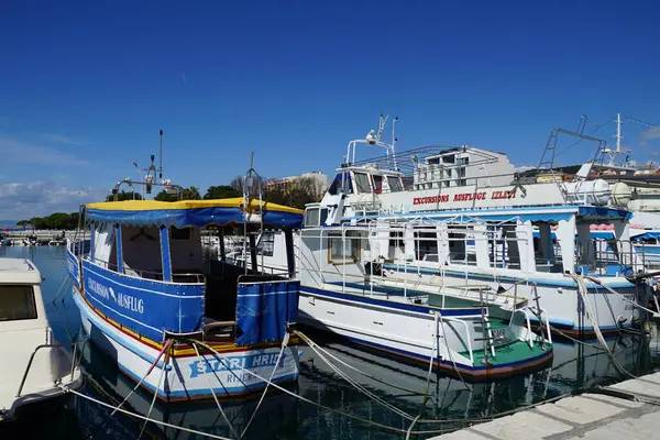 Crikvenica, Hırvatistan, 17 Mart 2024. Crikvenica limanına demirlemiş turistik geziler için tekneler