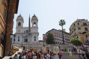Roma, İtalya, 17 Temmuz 2023. Roma 'daki İspanyol basamaklarının üzerindeki tarihi Santissima Trinita dei Monti kilisesinin önünde kalabalık var.