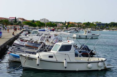 Novalja, Hırvatistan, 30 Haziran 2024. Yatlar ve tekneler Novalja ana güvertesinin yakınına demirlediler.