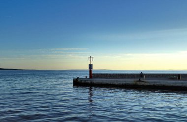 Hırvatistan 'ın Rab adasındaki Rab kasabasında demirleyen gemiler için iskele.
