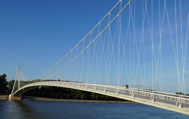 Osijek 'teki Drava Nehri üzerindeki modern Gençlik Köprüsü