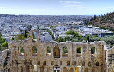 Atina, Yunanistan, 18 Ekim 2024. Akropolis 'in önündeki kayalık yamaçlardan Athena' nın görüntüsü