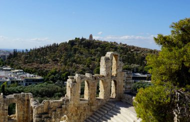 Atina, Yunanistan, 18 Ekim 2024. Yunanistan 'ın Atina kentindeki Akropolün önündeki antik taş kalıntıları yıkıyor