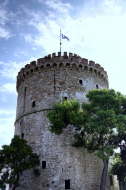 Selanik 'in üzerinde Yunanistan bayrağı bulunan beyaz kule sembolü
