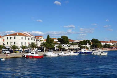 Novalja, Hırvatistan, 10 Mayıs 2024. Hırvatistan 'ın Pag adasındaki ünlü turistik kasaba Novalja' nın liman manzarası