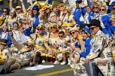 Rijeka, Hırvatistan, 2 Mart 2025. Bir grup renkli kostümlü neşeli insan karnaval sırasında sokakta poz veriyor.