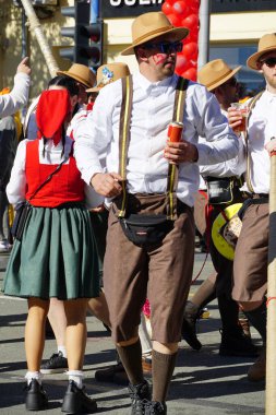 Rijeka, Hırvatistan, 2 Mart 2025. Köylü kostümü giymiş bir adam sokakta bira içiyor ve karnavalın tadını çıkarıyor.