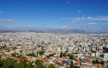 Atina, Yunanistan, 18 Ekim 2024. Yunanistan başkenti güneşli yaz gününde, Akropolis tepesinden manzara