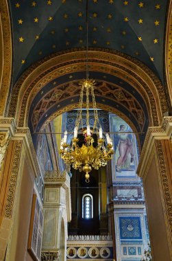 Atina, Yunanistan, 18 Ekim 2024. Metropolitan Katedrali 'nin tavanındaki çekici büyük avize.