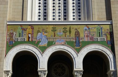 Atina, Yunanistan, 18 Ekim 2024. Yunanistan 'ın başkenti Atina' daki Metropolitan Katedrali 'nin cephesinde şaşırtıcı kutsal duvar resmi